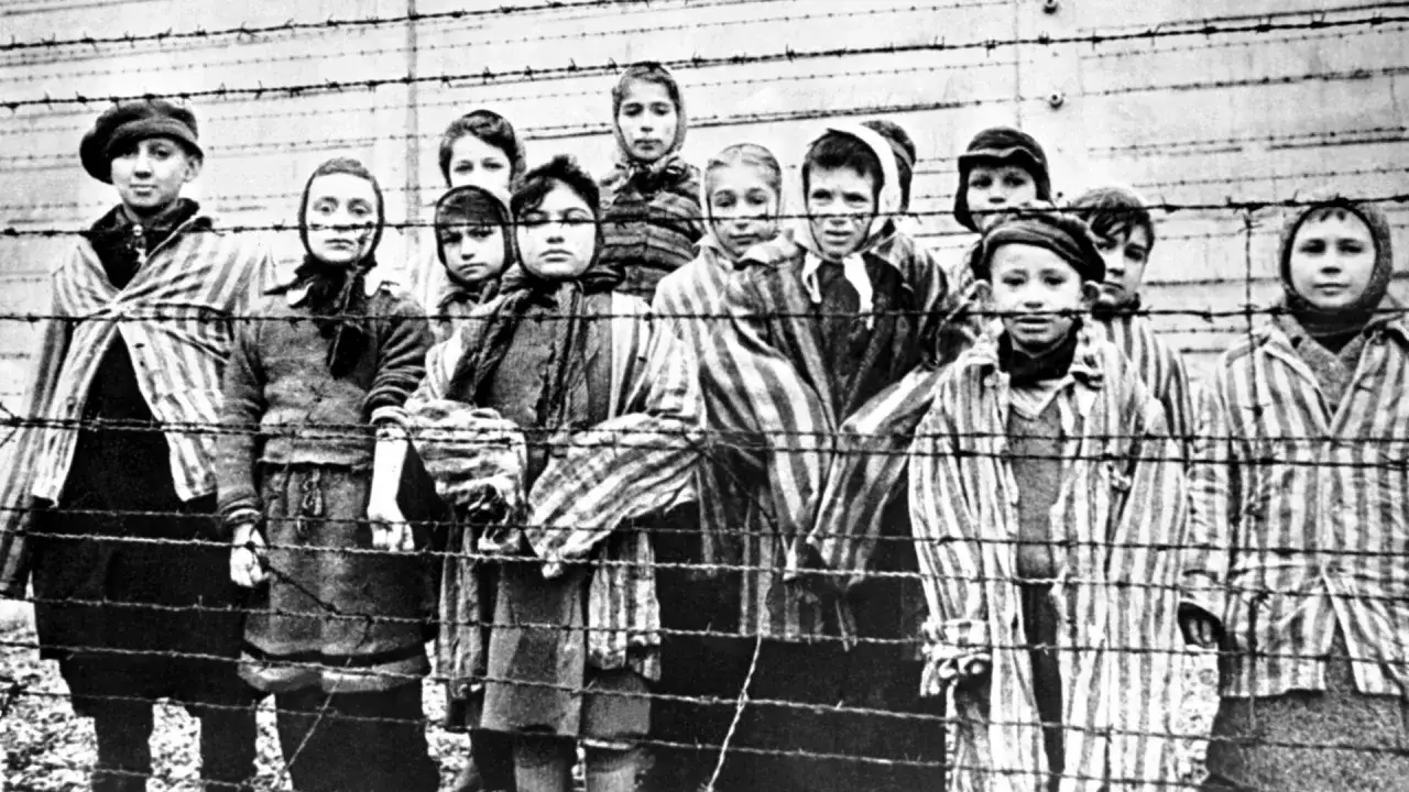 Dzieci w pasiatych ubraniach za drutem kolczastym. To obraz, kt&oacute;ry stanowi streszczenie u nas w Auschwitzu.
