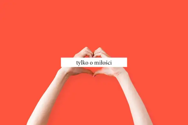 Dłonie tworzą serce na tle w kolorze koralowym. Biały prostokąt z napisem "tylko o miłości" sugeruje, że to miejsce na cytaty o miłości.