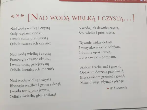Nad wodą wielką i czystą odbijają się opoki i niebo. Woda jest przejrzysta, odbija wszystko.