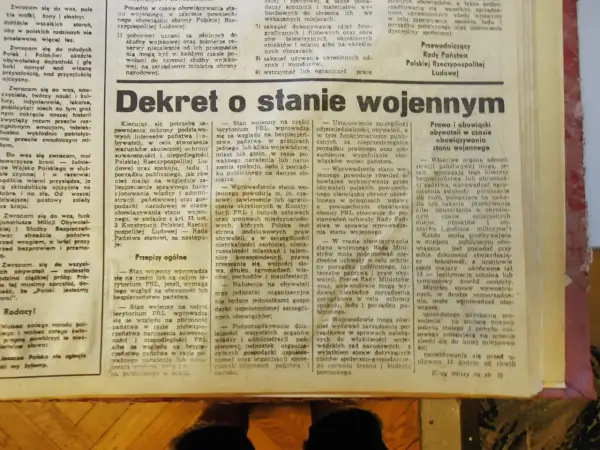 Dekret o stanie wojennym: prawa i obowiązki obywateli. Dokument opisuje wprowadzenie stanu wojennego w PRL.