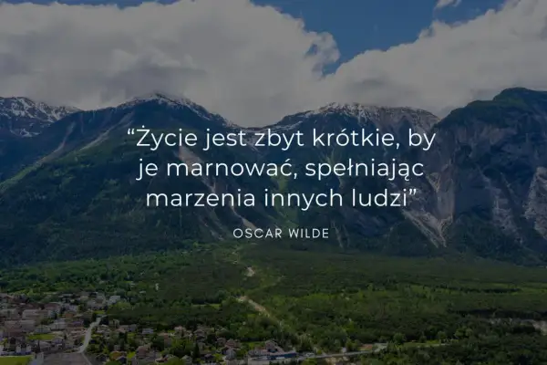 Fajne i mądre cytaty Oscara Wilde'a na tle górskiego krajobrazu. "Życie jest zbyt krótkie, by je marnować, spełniając marzenia innych ludzi".