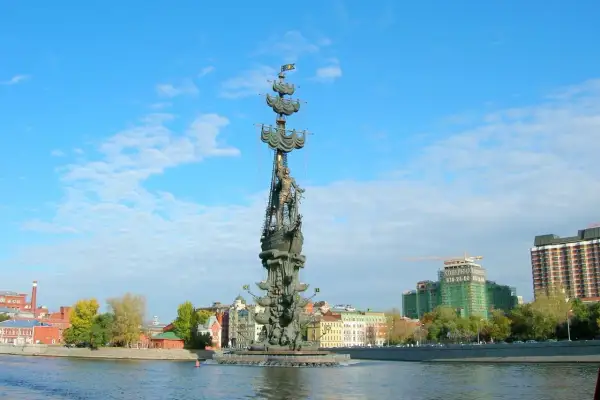 Majestatyczny pomnik Piotra Wielkiego na statku, górujący nad rzeką i panoramą miasta.